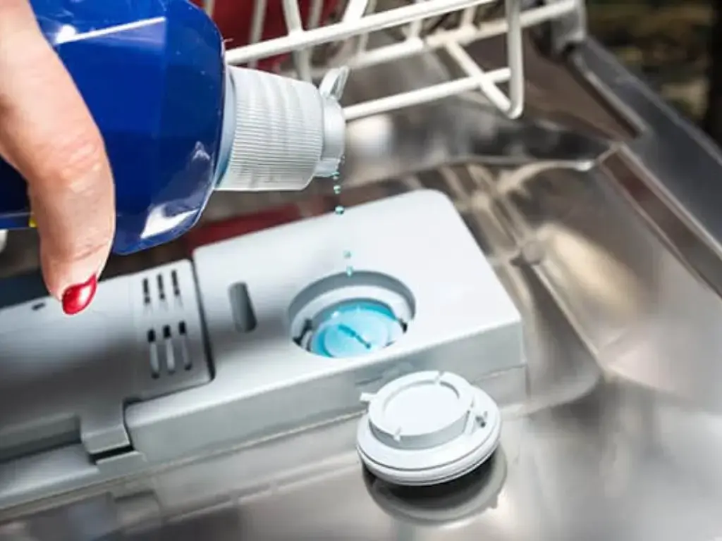 Có cần thiết phải dùng nước làm bóng cho máy rửa bát không?
